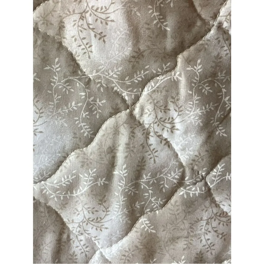 NWT. Hand Crafted Honey Bees Quilt